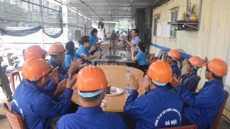 Tặng nước động viên người lao động Thủ đô trong thời tiết nắng nóng
