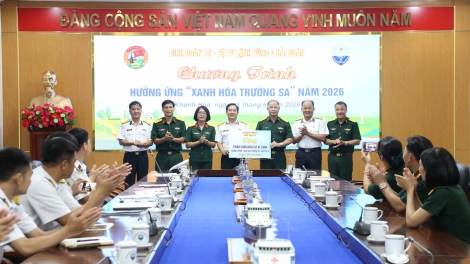 Binh đoàn 15 trao 50 tấn phân bón góp sức “Xanh hóa Trường Sa”