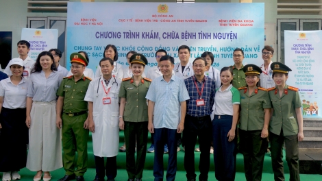 Đồng hành khám chữa bệnh tình nguyện cho bà con tại Tuyên Quang