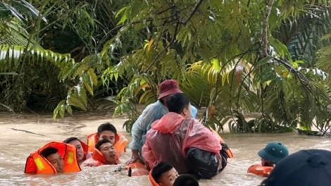 Vùng 5 Hải quân hỗ trợ người dân vùng ngập lụt tại Phú Quốc