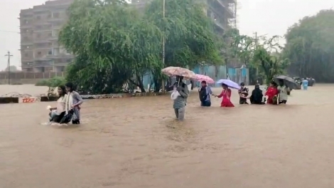 Ấn Độ: Mumbai ngập trong mưa lớn, hàng loạt chuyến bay bị ảnh hưởng