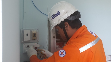 EVNHCMC triển khai dịch vụ lắp đặt, thay dây dẫn sau công tơ cho khách hàng
