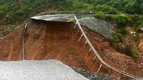 Mưa lũ làm đứt Quốc lộ 12, giao thông giữa Lai Châu và Điện Biên tạm thời bị chia cắt