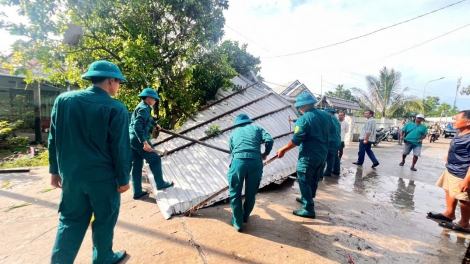 An Giang: Hàng chục cán bộ, chiến sĩ hỗ trợ người dân khắc phục thiệt hại do mưa giông