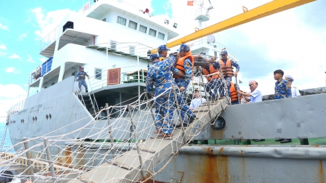 Tàu Trường Sa 16 vượt sóng lớn đưa ngư dân bị đột quỵ từ Trường Sa về đất liền
