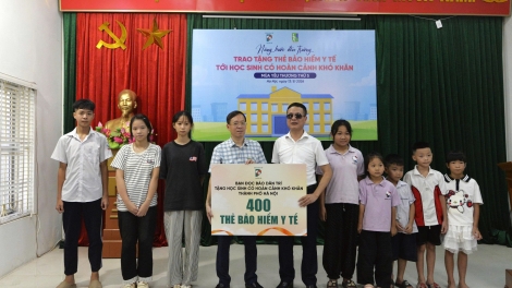 Hà Nội: Trao tặng 400 thẻ bảo hiểm y tế cho con của hội viên khiếm thị