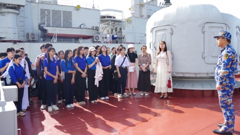 Vùng 3 Hải quân bồi đắp tình yêu biển, đảo cho học sinh Đà Nẵng