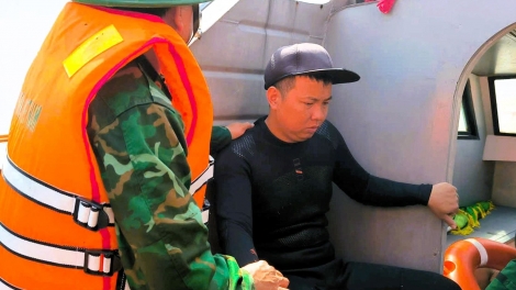 Kịp thời cứu vớt một người dân Quảng Trị bị cuốn trôi trên biển