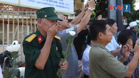 Phía sau những cành cúc trắng tiễn đưa 731 liệt sĩ về đất Mẹ