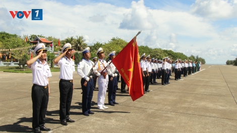 Lễ chào cờ - khoảnh khắc thiêng liêng trên đảo Trường Sa