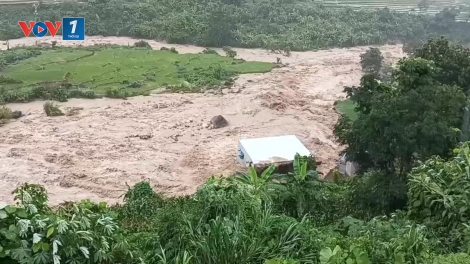 Mưa lũ làm sập, cuốn trôi ngôi nhà 2 tầng tại Lai Châu