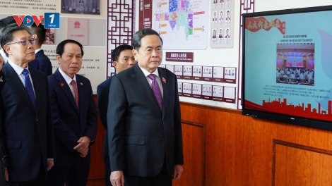 Chủ tịch Quốc hội Trần Thanh Mẫn thăm điểm lập pháp cơ sở tại thủ đô Bắc Kinh