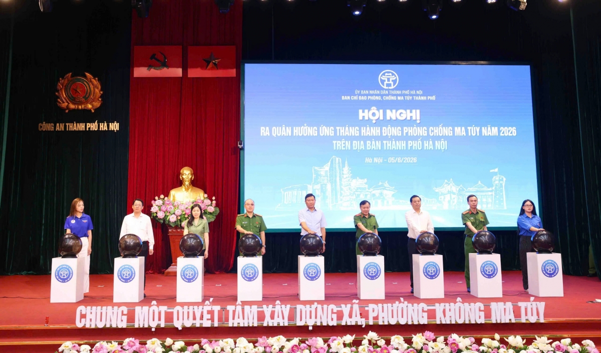 Các đại biểu nhấn nút phát động chung một quyết tâm xây dựng xã, phường không ma túy