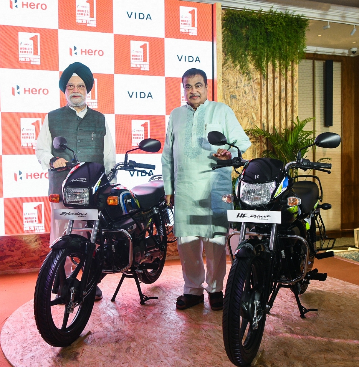 Bộ trưởng Dầu khí Ấn Độ Hardeep Singh Puri (trái) và Bộ trưởng Giao thông Đường bộ và Cao tốc Nitin Gadkari (phải) tại lễ ra mắt. Ảnh: ANI