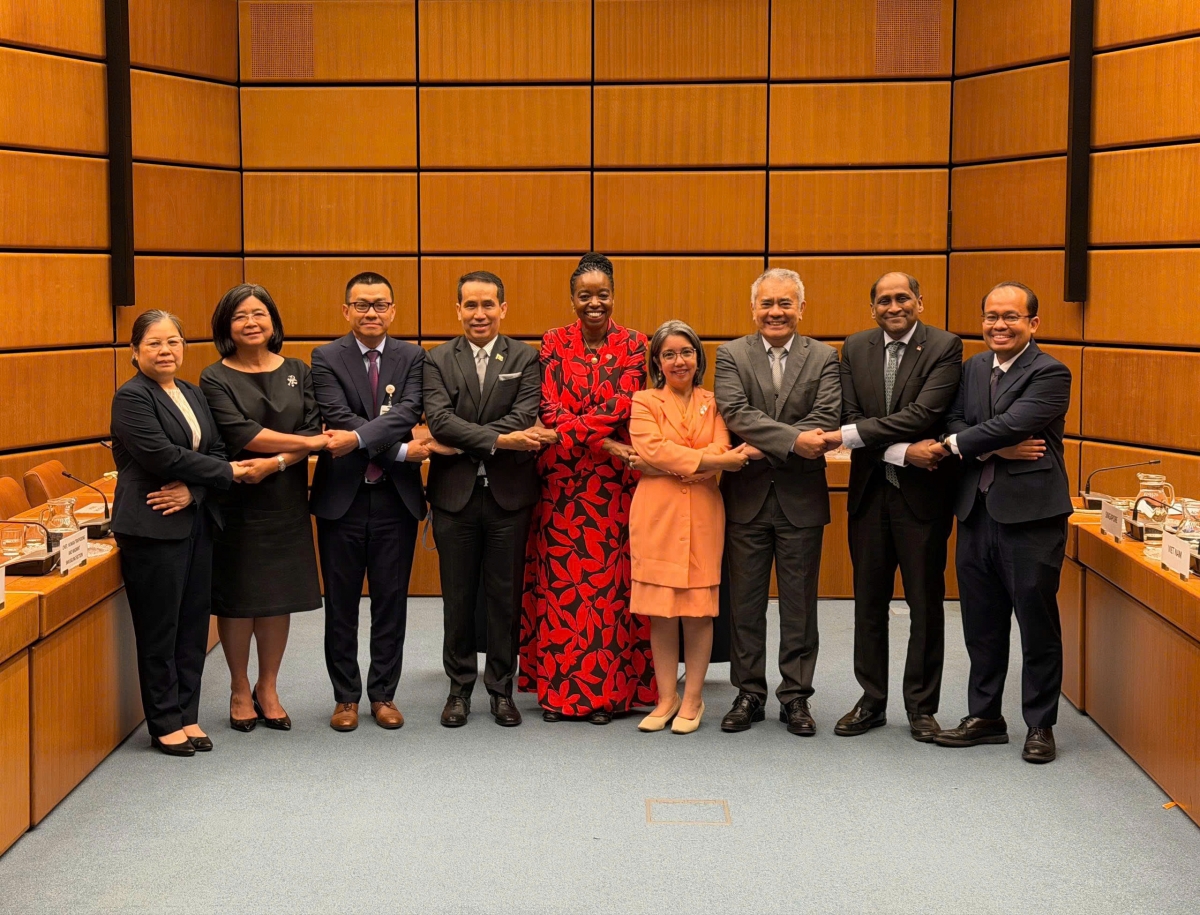 Ủy ban ASEAN tại Viên và Giám đốc điều hành UNODC chụp ảnh lưu niệm