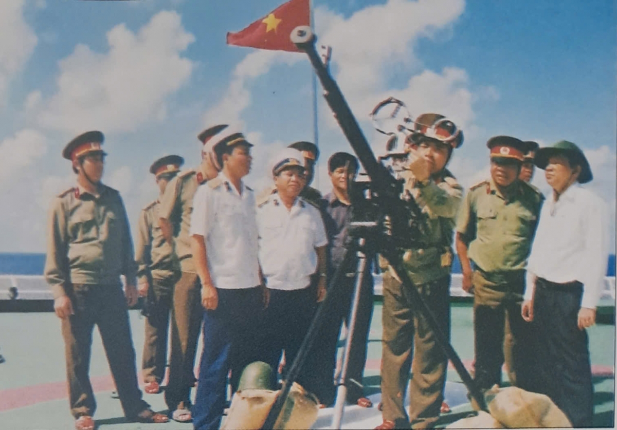 Đoàn công tác Bộ Quốc phòng thăm, kiểm tra nhà giàn DK1. Ảnh tư liệu