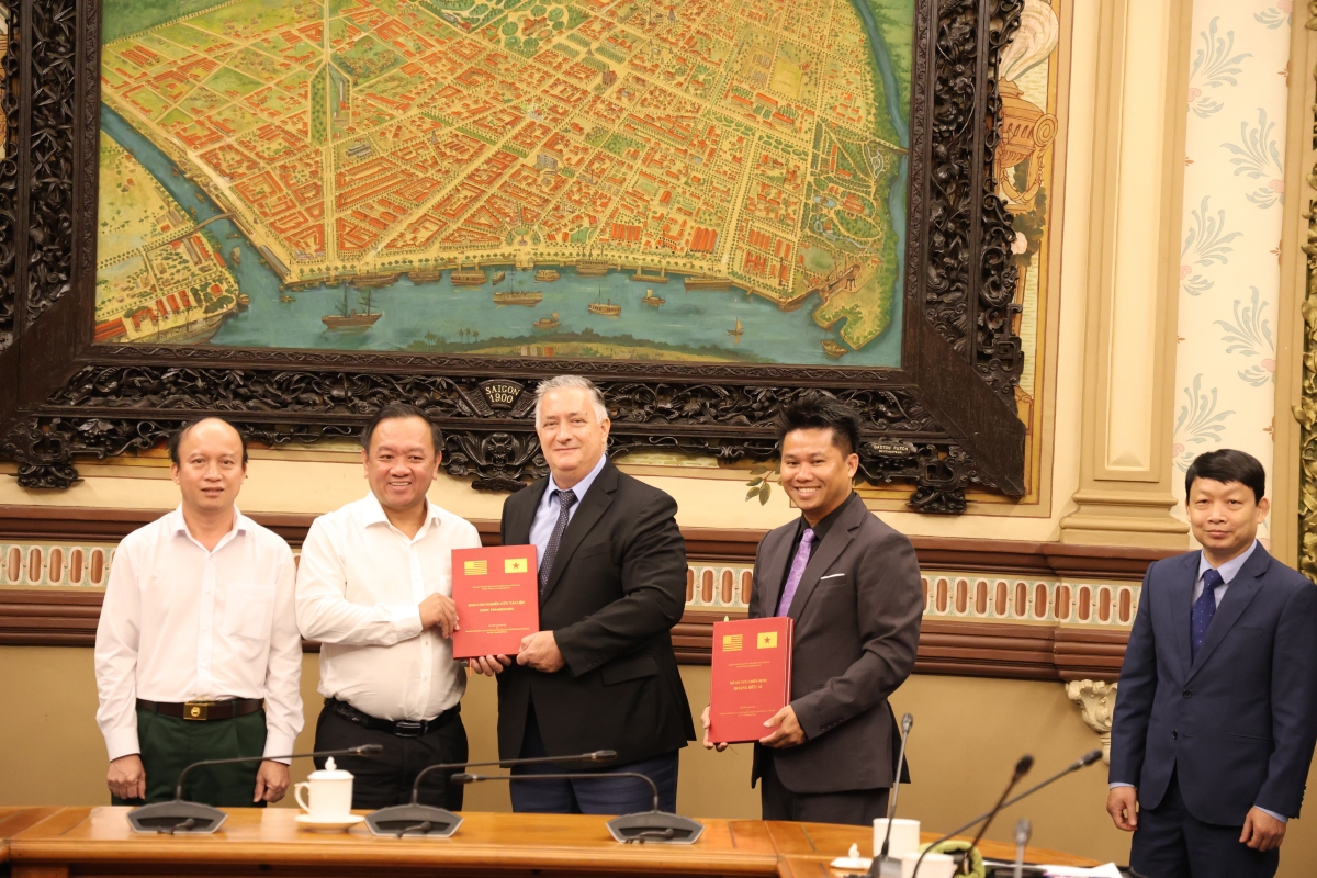 Ông Stephen Maxner cùng nhóm nghiên cứu trao tặng hồ sơ, tài liệu cho Ban Chỉ đạo 515 TP.HCM.