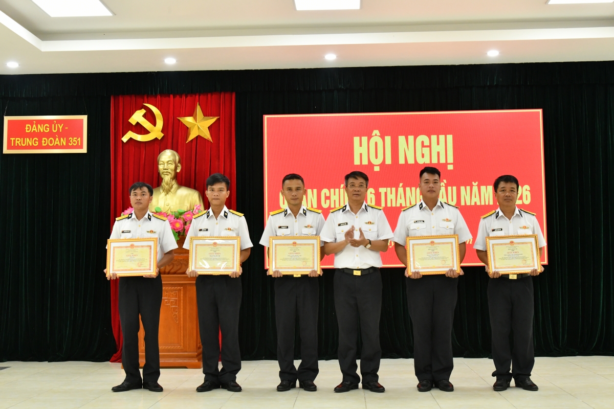 Thủ trưởng Trung đoàn 351 trao thưởng cho các tập thể, cá nhân có thành tích xuất sắc trong thực hiện các phong trào thi đua và nhiệm vụ 6 tháng đầu năm 2026.