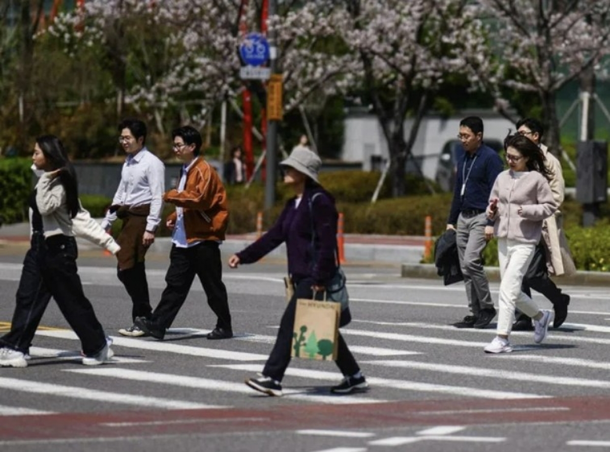 Người dân trên đường phố thủ đô Seoul, Hàn Quốc