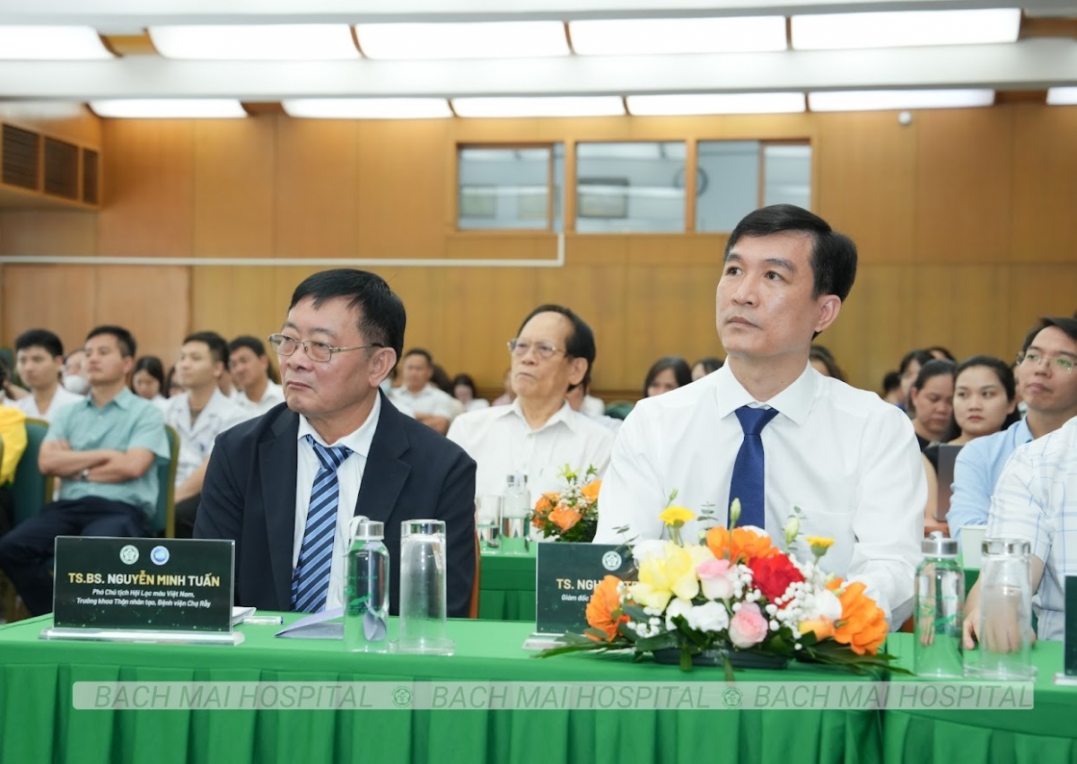 TS Nghiêm Trung Dũng, Giám đốc Trung tâm Thận- Tiết niệu và Lọc máu (Bên phải ảnh)
