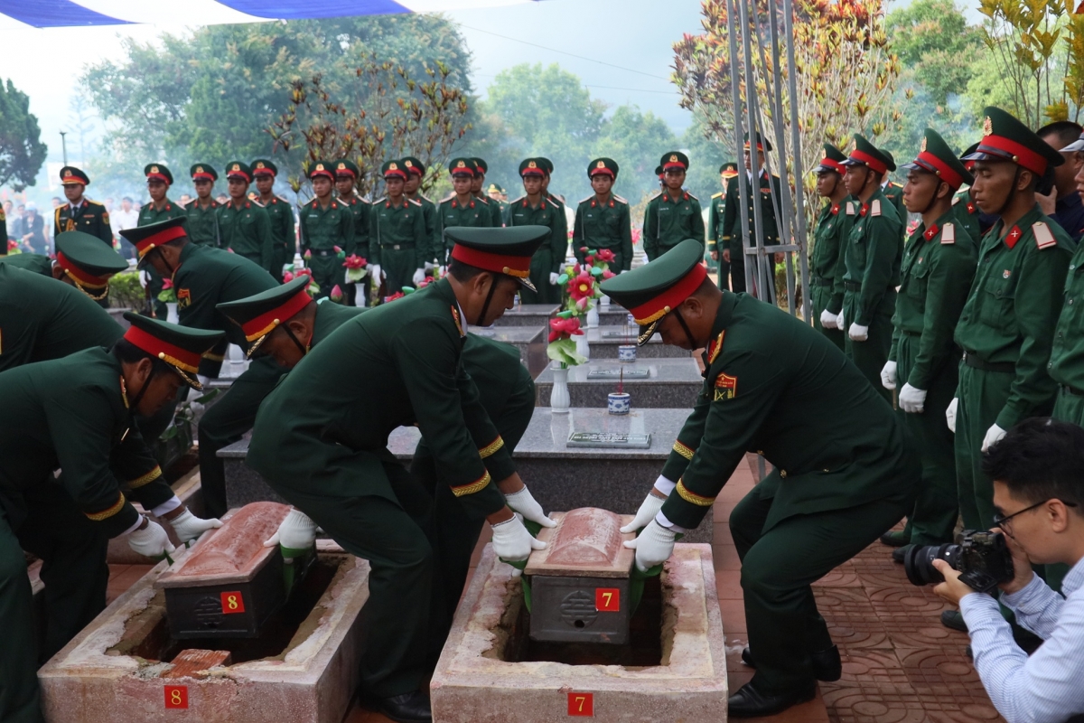 Đưa các Anh hùng liệt sĩ về nơi an nghỉ cuối cùng tại Nghĩa trang Liệt sĩ Ngọc Hồi, xã Bờ Y, tỉnh Quảng Ngãi.