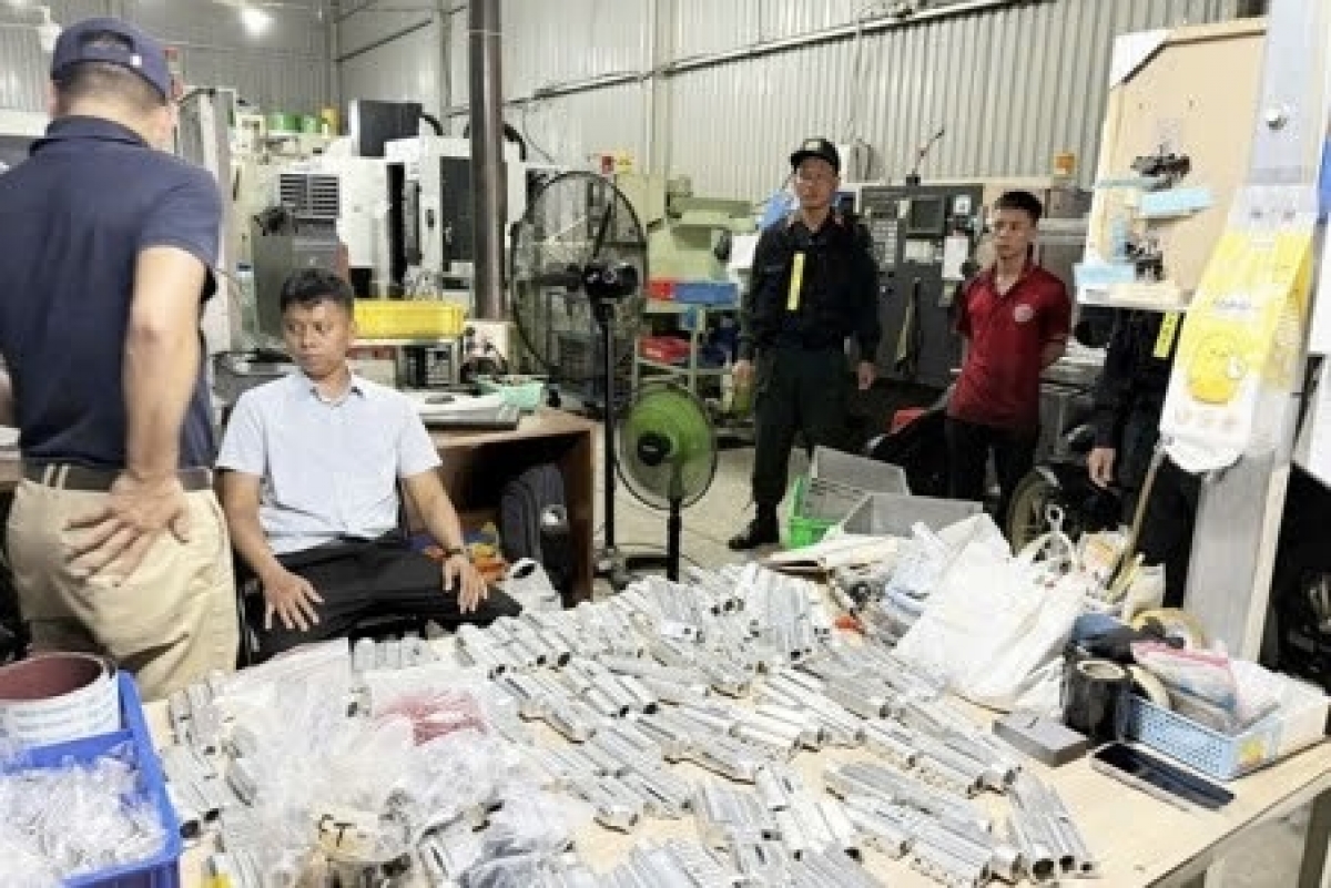 Võ Thành Tài (áo trắng) - Giám đốc Công ty cơ khí CNC MASTER TECH cùng tang vật bị thu giữ. (ảnh CAHT).