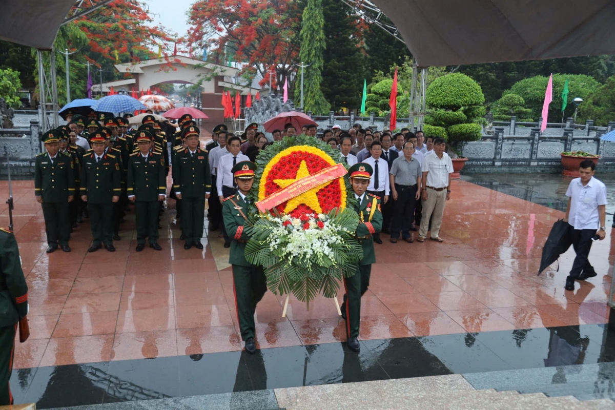 Dâng hoa, dâng hương tại Nghĩa trang liệt sĩ Kon Tum, phường Đắk Cấm.