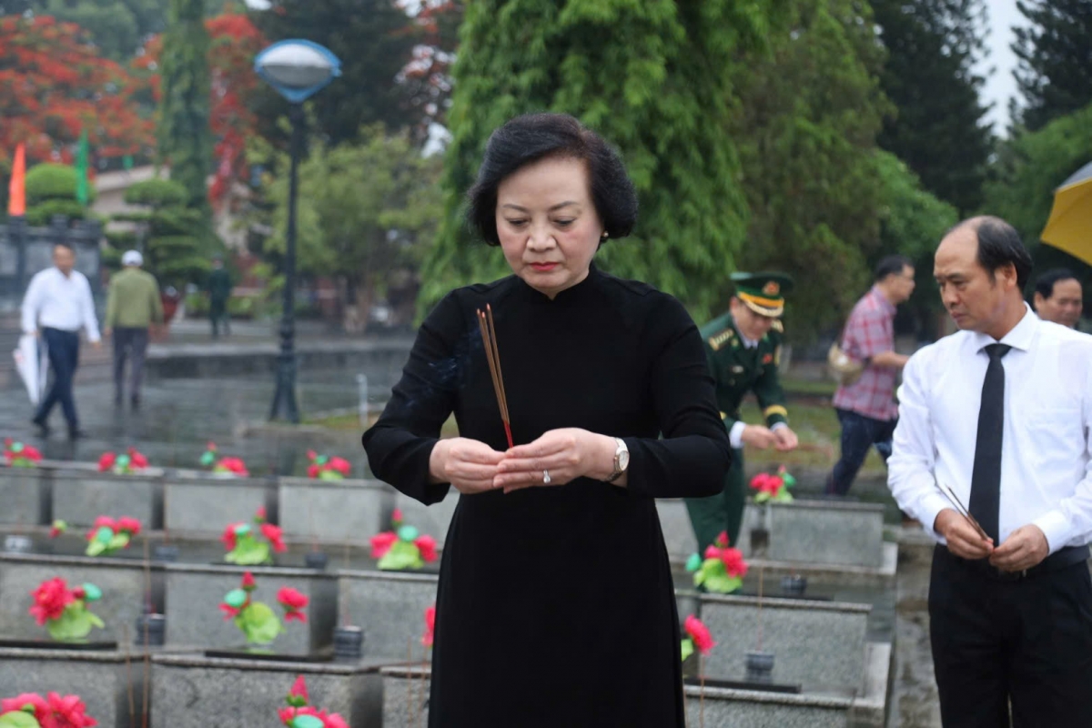 Phó Thủ tướng Phạm Thị Thanh Trà dâng hương tại Nghĩa trang liệt sĩ Kon Tum.