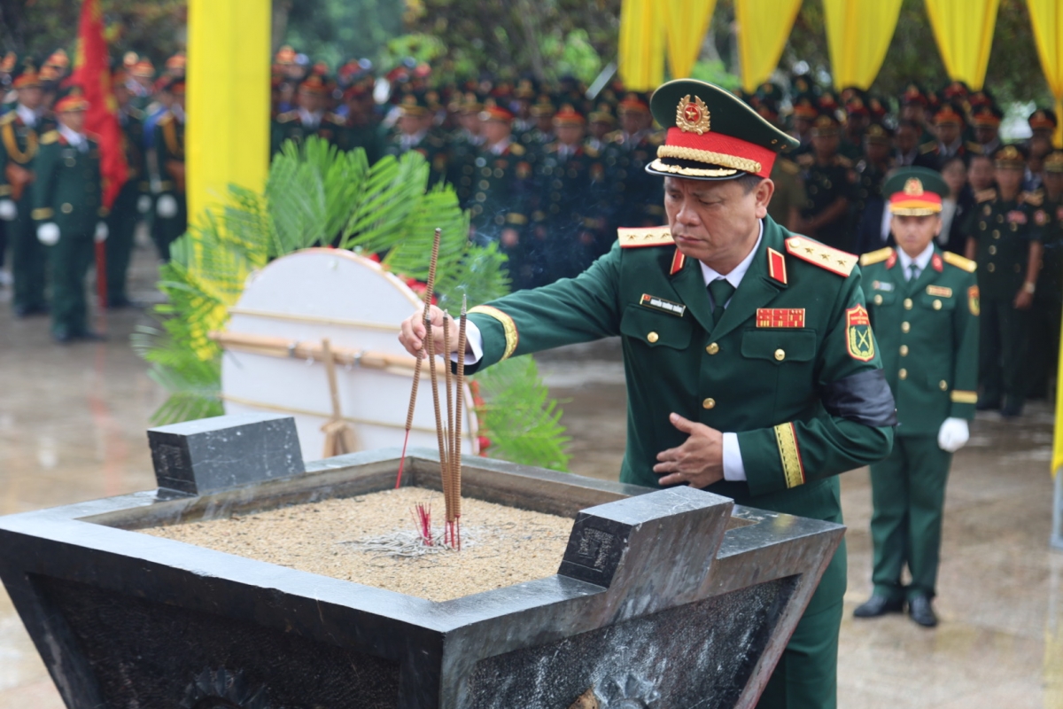 Thượng tướng Nguyễn Trường Thắng, Thứ trưởng Bộ Quốc phòng dâng hương các Anh hùng liệt sĩ là quân tình nguyện và chuyên gia Việt Nam hy sinh tại Lào và Campuchia được quy tập, hồi hương trong mùa khô 2025 - 2026.