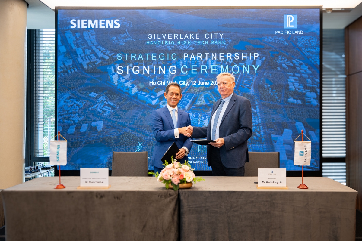 Ông Phạm Thái Lai,Tổng Giám đốc Siemens khu vực ASEAN &amp; Việt Namvà ông  Ole Bollingtoft, Tổng Giám đốc Pacific Land Việt Nam