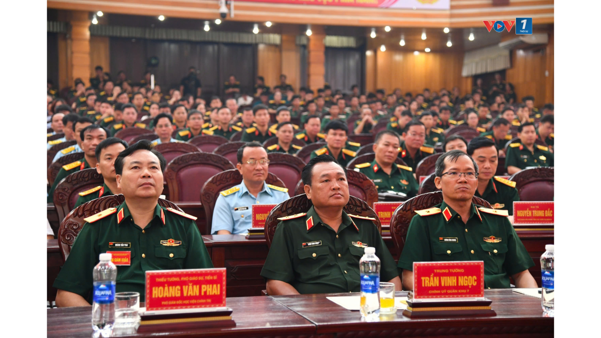 Thiếu tướng Lương Đình Chung - Bí thư Đảng ủy, Chính ủy Quân khu 5 (ngoài cùng bên phải) dự khai mạc.