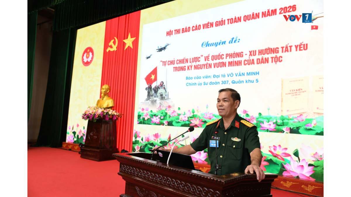 Đại tá Võ Văn Minh, Chính ủy Sư đoàn 307, Quân khu 5 thực hiện phần thi với chuyên đề: “Tự chủ chiến lược về quốc phòng – xu thế tất yếu của kỷ nguyên vươn mình của dân tộc”.