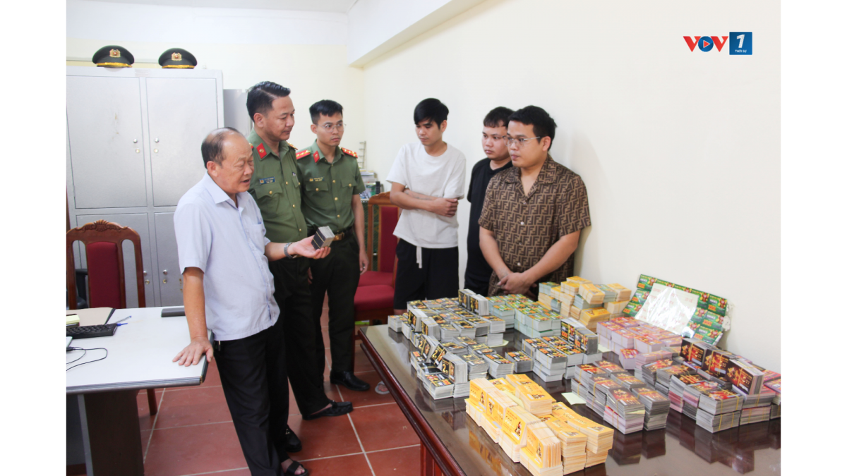 Đại tá Vì Quyền Chứ, Phó Giám đốc, Thủ trưởng cơ quan ANĐT Công an tỉnh Sơn La (bên trái ảnh) trực tiếp xét hỏi các đối tượng