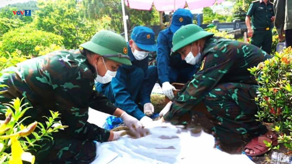Lực lượng chức năng triển khai lấy mẫu ADN tại Nghĩa trang Liệt sĩ thành phố Huế đối với các phần mộ chưa xác định được danh tính