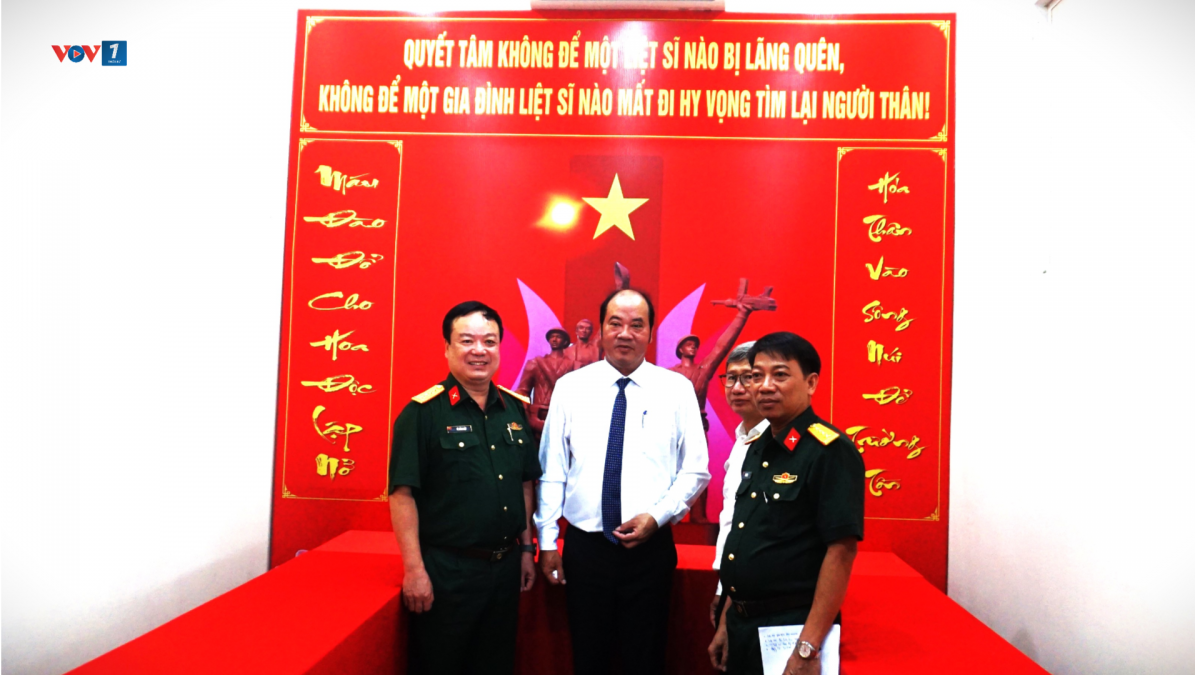 Ông Nguyễn Văn Mạnh (giữa) Phó Chủ tịch UBND thành phố Huế kiểm tra phòng bảo quản mẫu trước khi chuyển các đơn vị quân đội xác định