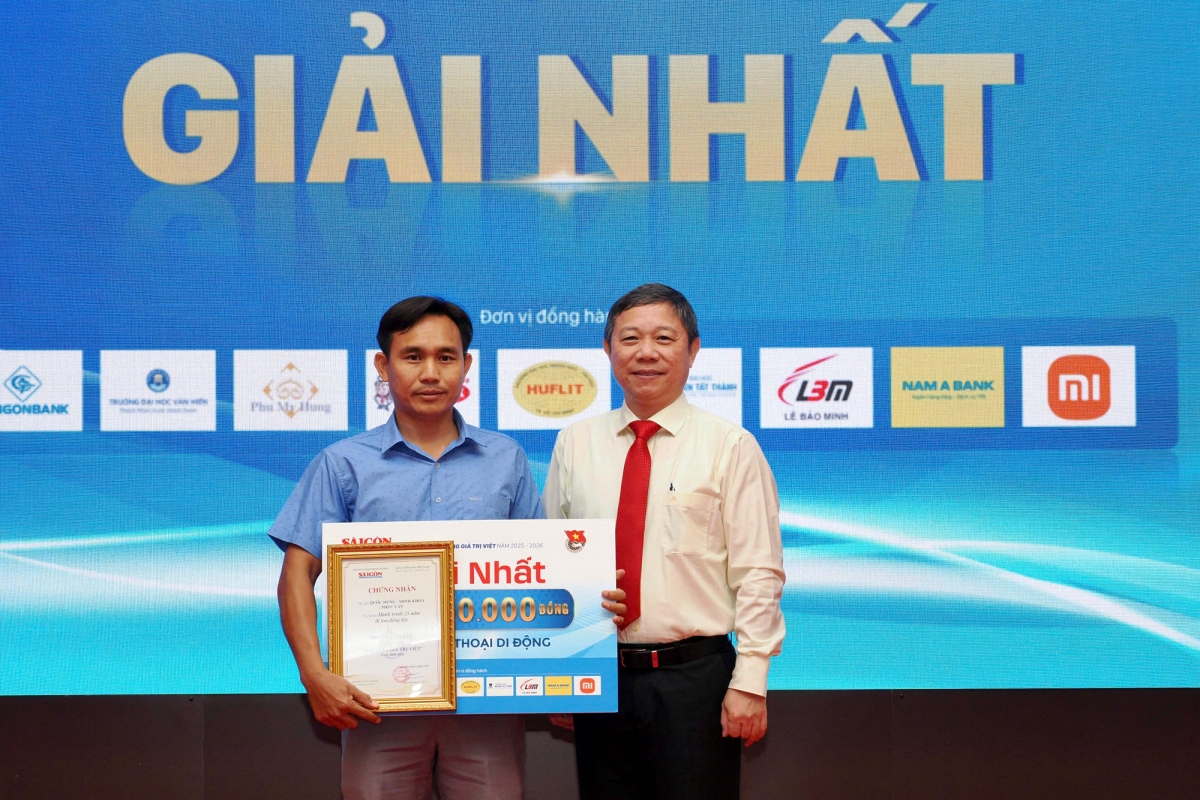 Ông Dương Anh Đức, Trưởng Ban Tuyên giáo và Dân vận Thành ủy TP.HCM trao giải Nhất