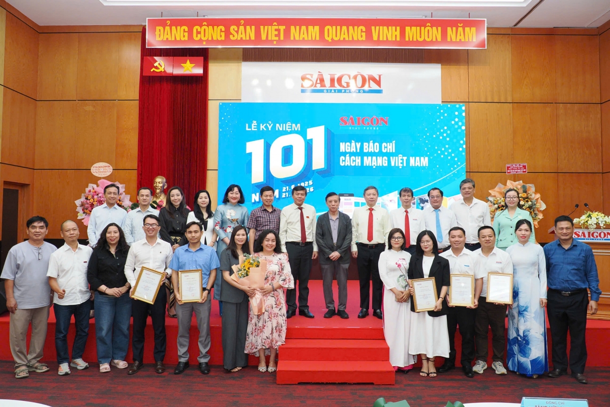 Các tổ chức và các đại biểu chụp ảnh lưu niệm