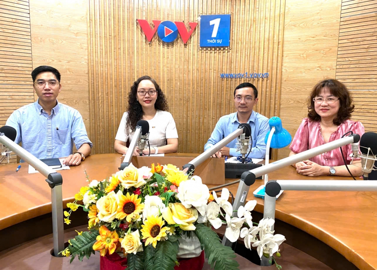 Từ trái qua phải: Doanh nhân Hoàng Mạnh Trung, PGS.TS Nguyễn Thị Minh Nhàn, BTV Thành Trung, đạo diễn, nhà báo Hoàng Xuân Lan