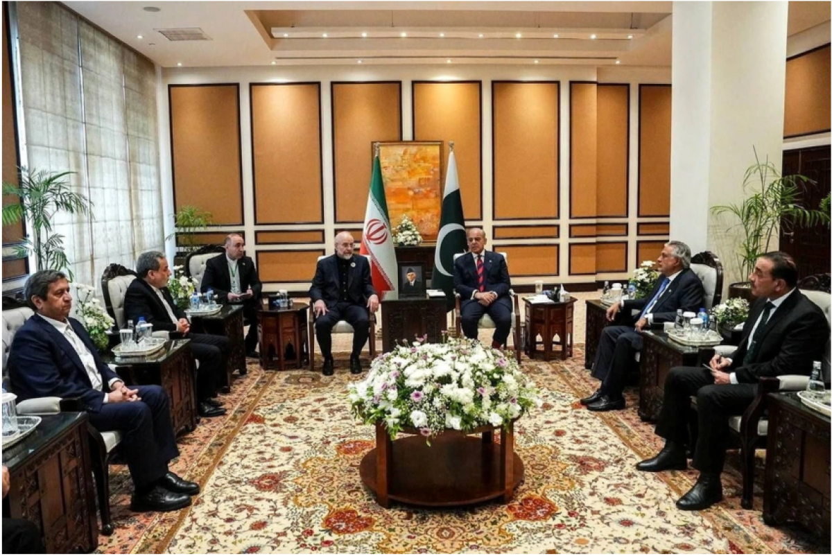 Thủ tướng Pakistan Shehbaz Sharif tiếp Chủ tịch Quốc hội Iran Mohammad Bagher Ghalibaf tại Islamabad tham gia cuộc đàm phán với Mỹ hồi tháng 4 (Ảnh: Reuters).