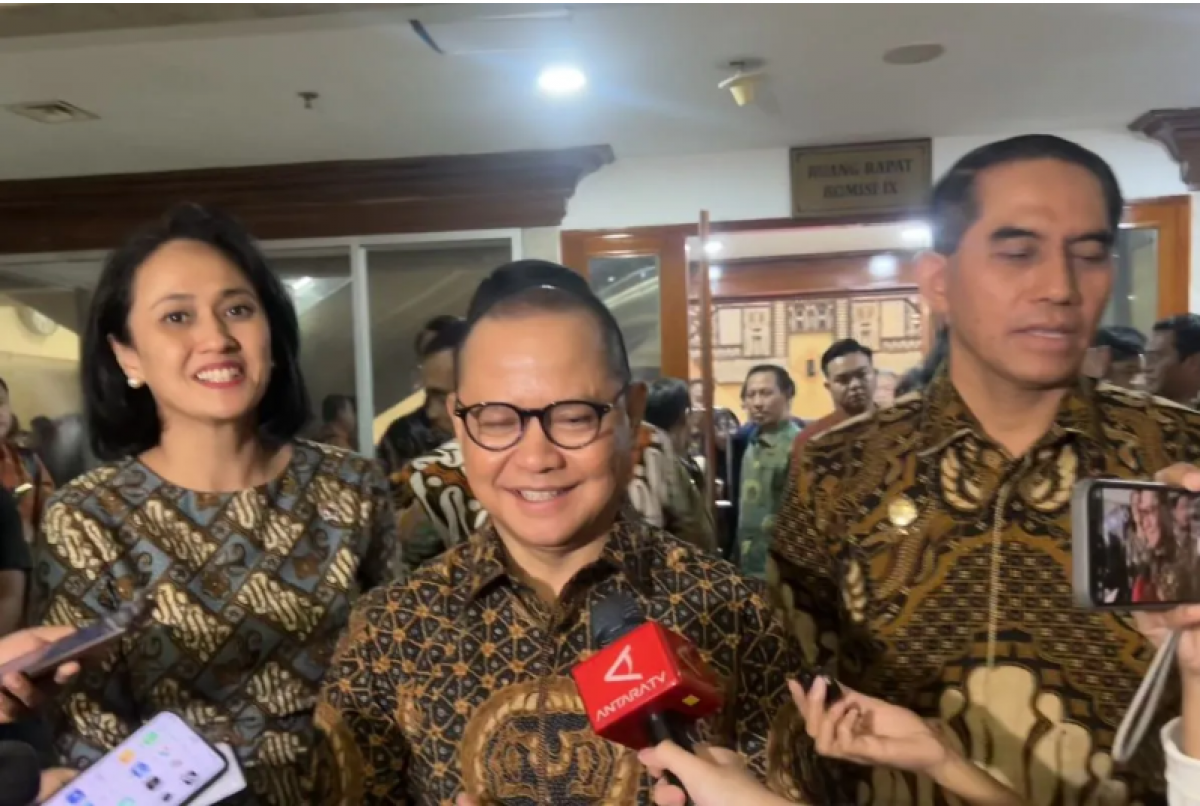 Bộ trưởng Bảo vệ Người lao động Di cư Indonesia Mukhtarudin (ở giữa) trả lời báo chí sau cuộc họp với Hạ viện (DPR) hôm nay 17-7 (Ảnh - Antara)