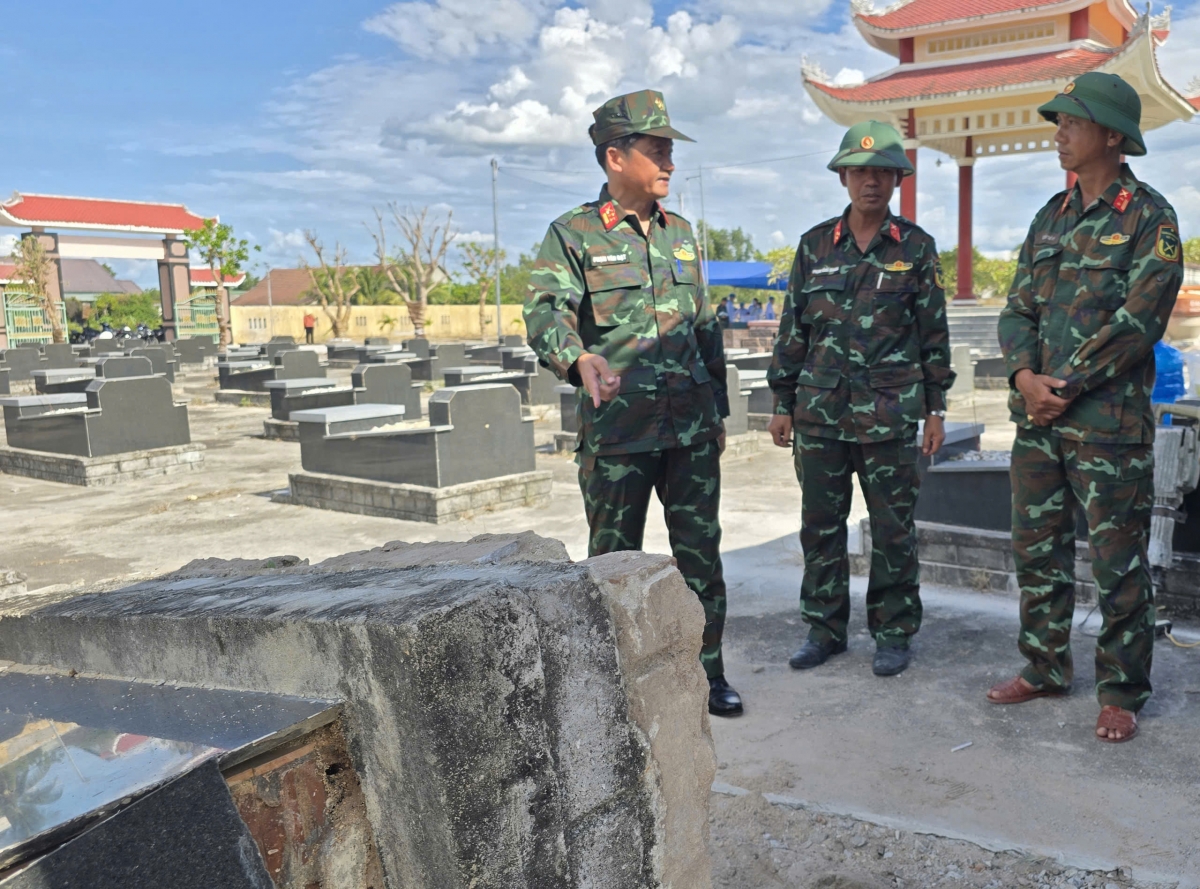 Lãnh đạo Bộ Chỉ huy Quân sự tỉnh Gia Lai kiểm tra việc thực hiện quy tập hài cốt liệt sĩ tại Nghĩa trang liệt sĩ Bình Thuận, xã Bình Hiệp, tỉnh Gia Lai