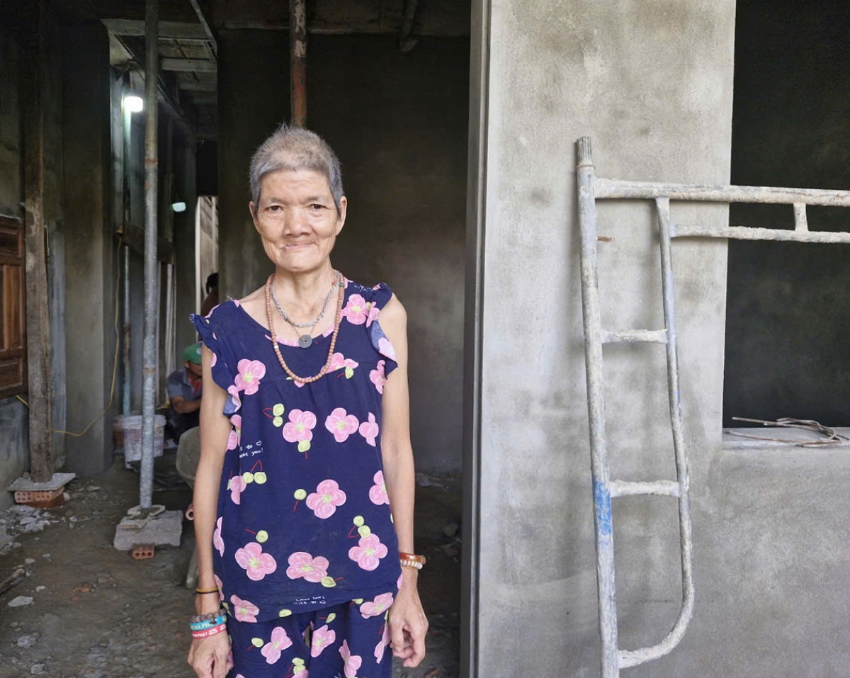 Bà Lưu Thị Cúc bị nhiễm chất độc da cam ở xã Duy Xuyên được hỗ trợ kinh phí làm nhà mới.