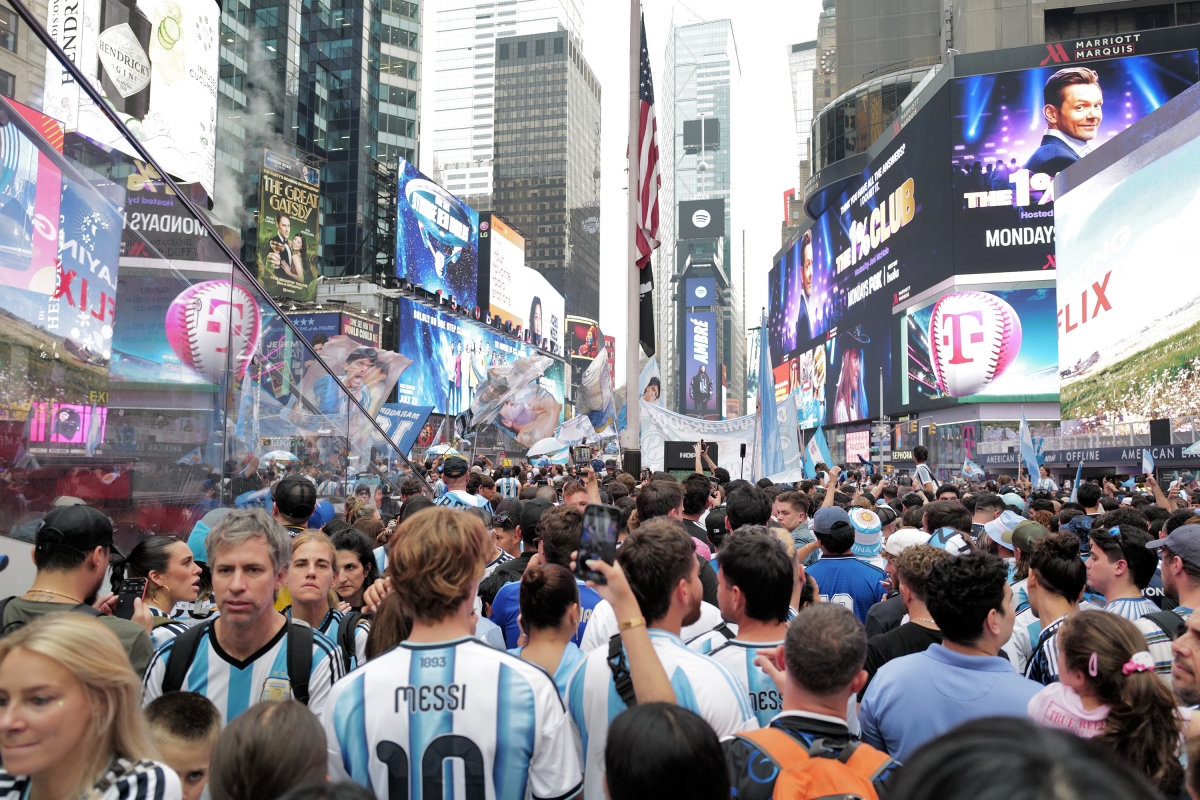Biển người phủ kín khu vực trung tâm Times Square. Hàng vạn cổ động viên Argentina cùng vẫy cờ, hô vang khẩu hiệu và tạo nên bầu không khí cuồng nhiệt trước trận đấu quyết định ngôi vô địch World Cup.