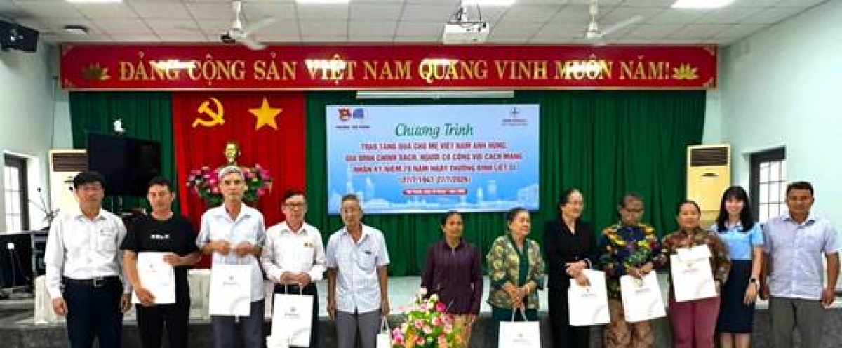 Đoàn tặng quà cho các gia đình chính sách và người có công trên địa bàn Phường Tân Thành - TP.HCM