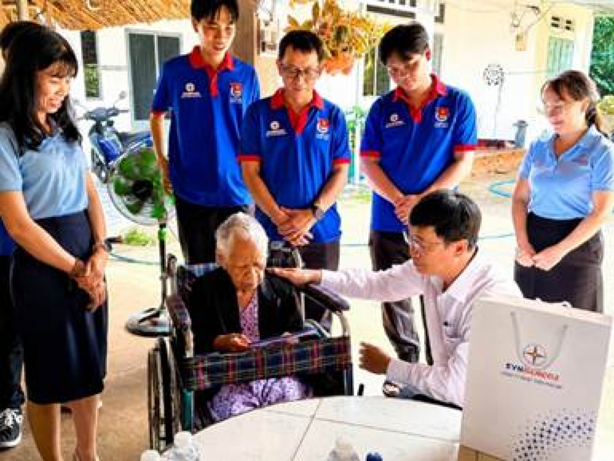 Đoàn thăm và tặng quà Mẹ Việt Nam Anh hùng Dương Thị Đành