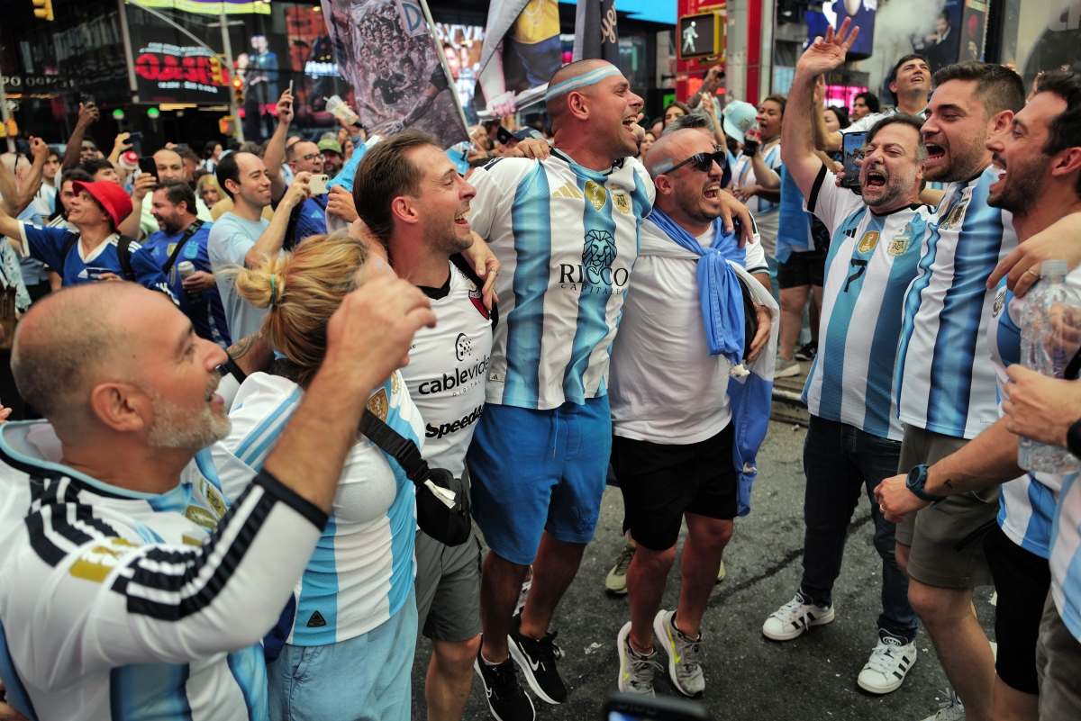Các cổ động viên Argentina khoác vai nhau, hát vang những bài ca truyền thống và nhảy múa giữa không khí lễ hội trước giờ diễn ra trận chung kết World Cup.