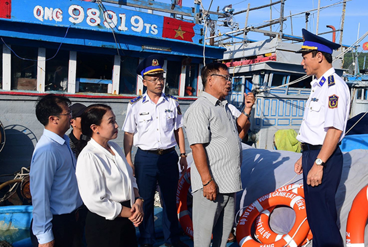 Lực lượng Cánh sát biển trực tiếp lên tàu cá ngư dân tuyên truyền pháp luật biển