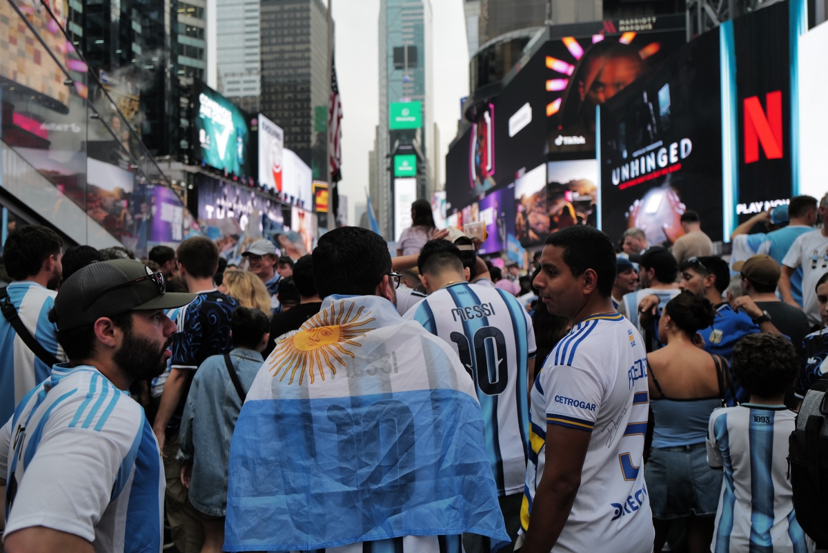 Dòng người trong sắc áo xanh - trắng phủ kín Quảng trường Times Square, biến trung tâm Manhattan thành điểm hẹn của người hâm mộ Argentina 1 ngày trước trận chung kết.