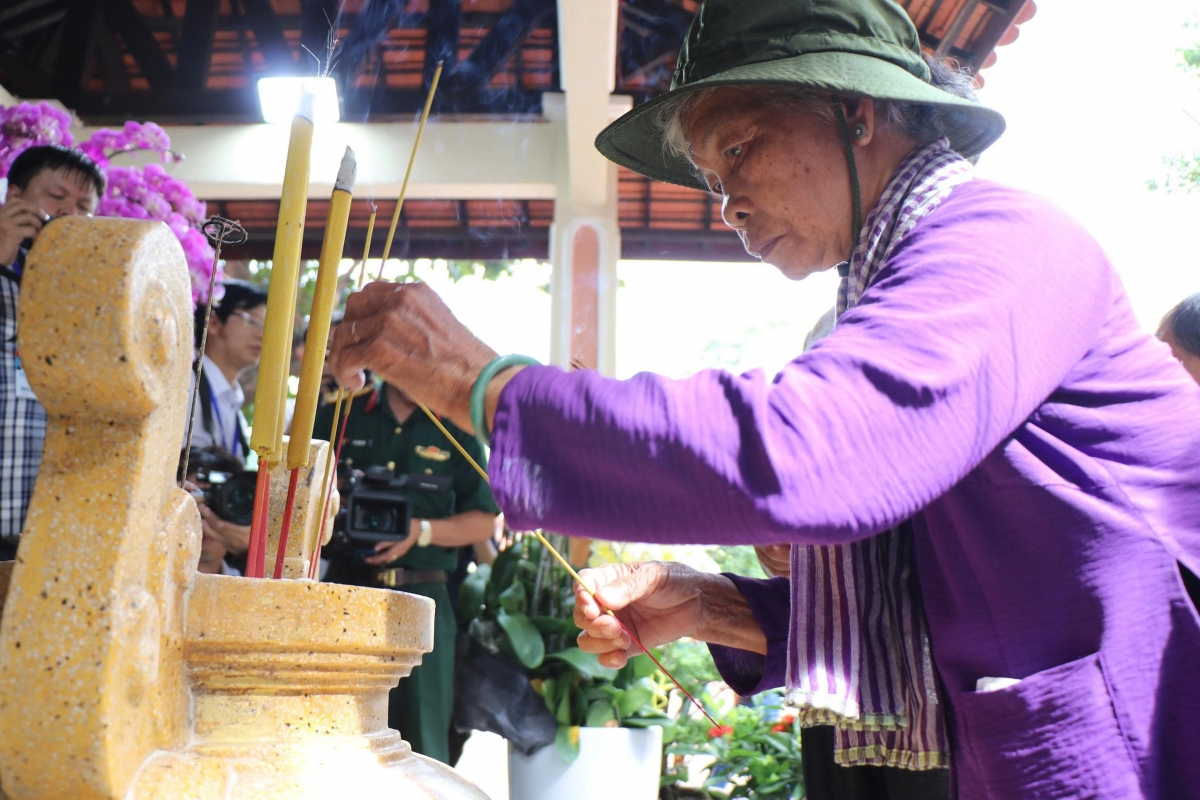 Bà Nguyễn Thị Lệ từ Tây Ninh lên thắp hương tại Công viên Lê Thị Riêng
(Ảnh: T.L)