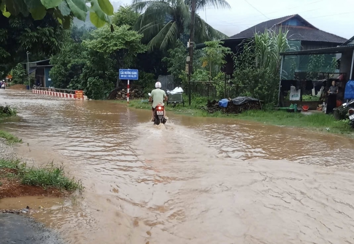Nhiều tuyến đường bị ngập úng cục bộ sau mưa lớn.